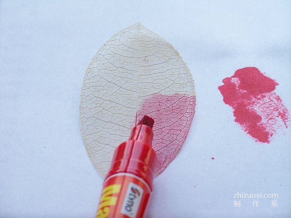 Detailed method of making bookmarks from leaves with pictures and step-by-step tutorial