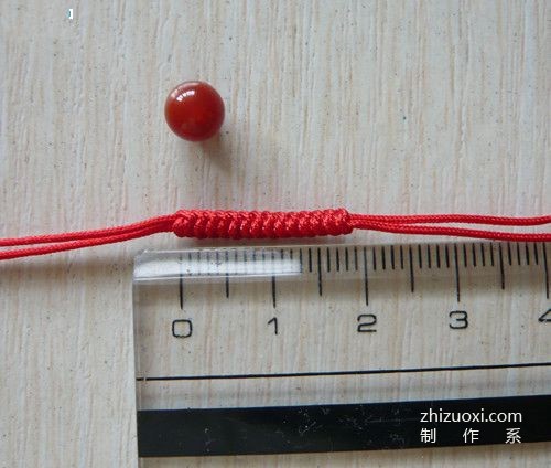 Illustrated tutorial on knitting red rope bracelets with corn knot and cross knot variations