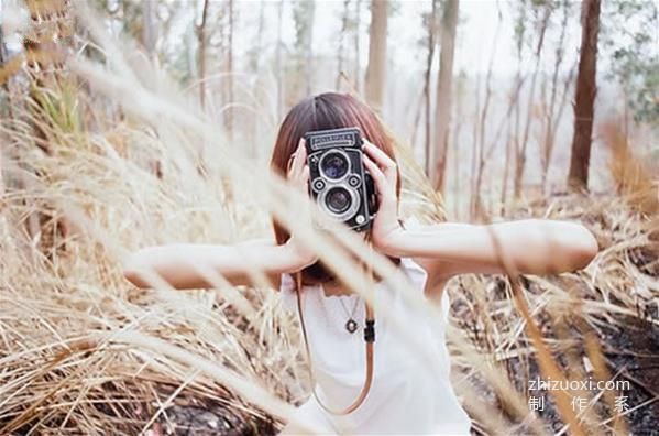 Girls pose with the camera to be a beautiful camera girl who can capture the good times