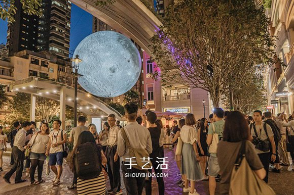 A different moon-appreciating experience! Giant moon-appreciating art installation