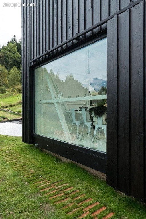 The barn renovation is also beautiful and the low-key fashionable villa design in black and white is