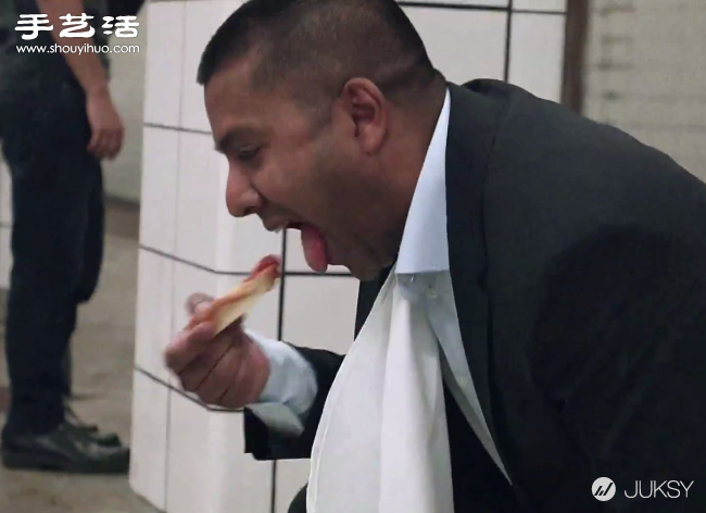 Too hungry? A foreign man ate food directly from the floor of a subway station