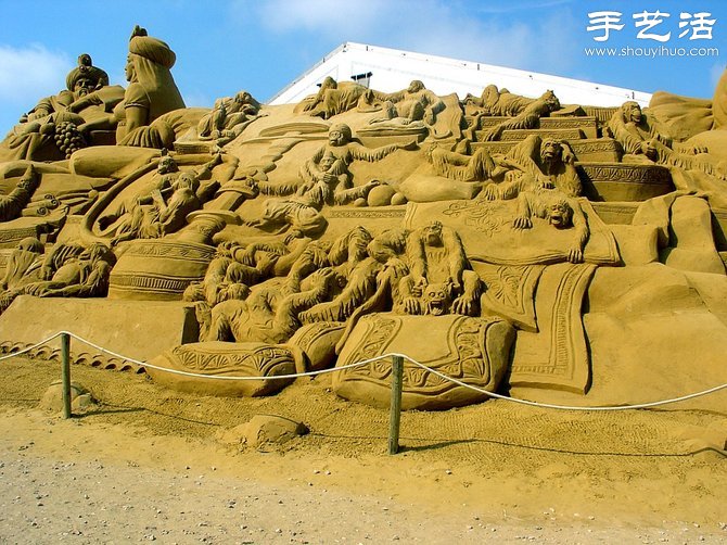 Magnificent and shocking sand sculpture art