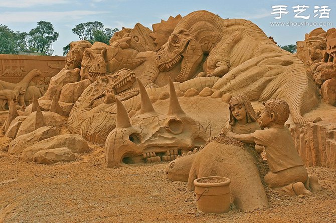 Magnificent and shocking sand sculpture art