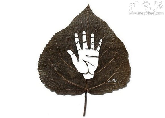 Amazing leaf carving art