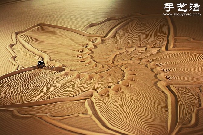 Magnificent and shocking sand sculpture art