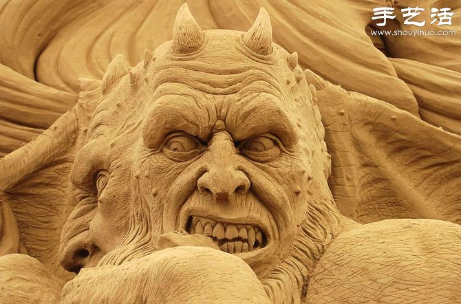 Magnificent and shocking sand sculpture art