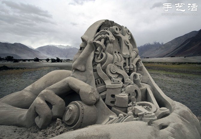 Magnificent and shocking sand sculpture art