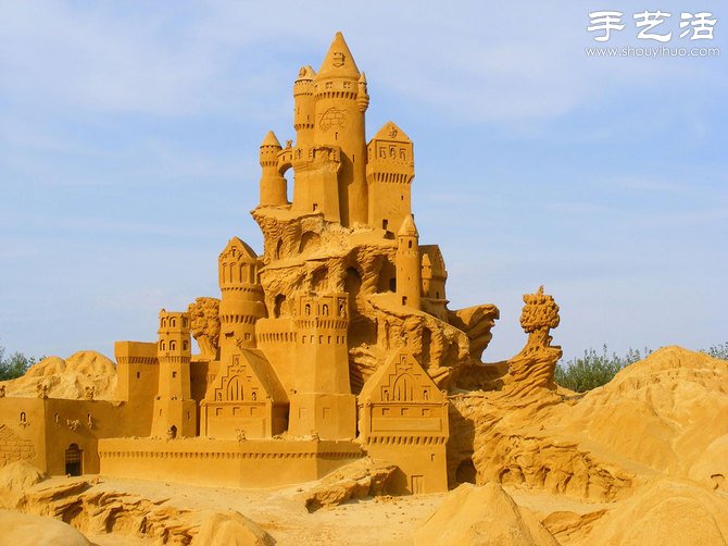 Magnificent and shocking sand sculpture art