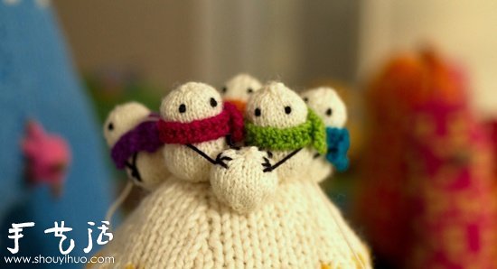 Appreciation of woolen knitted dolls