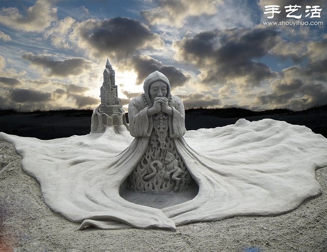 Magnificent and shocking sand sculpture art