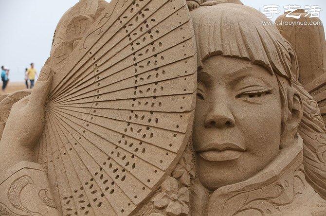 Magnificent and shocking sand sculpture art