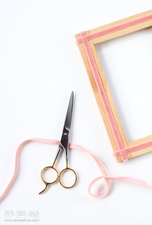 Illustrated tutorial on how to simply remodel a wooden photo frame by hand using ribbons