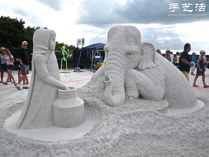 Magnificent and shocking sand sculpture art