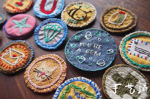 How to make a fabric badge by hand