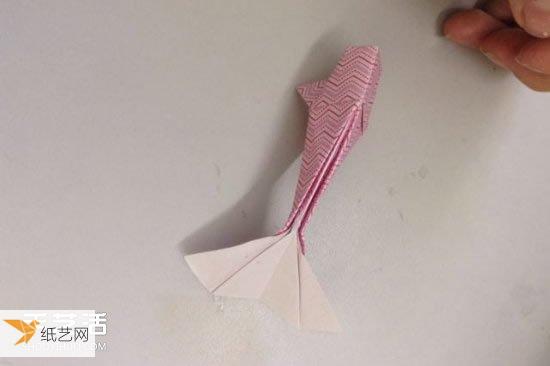 Illustrated method of folding three-dimensional goldfish by hand