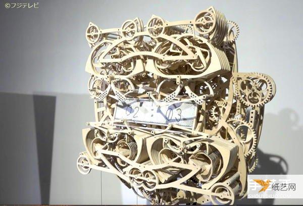 Art students use 400 movable parts to make a wooden mechanical clock