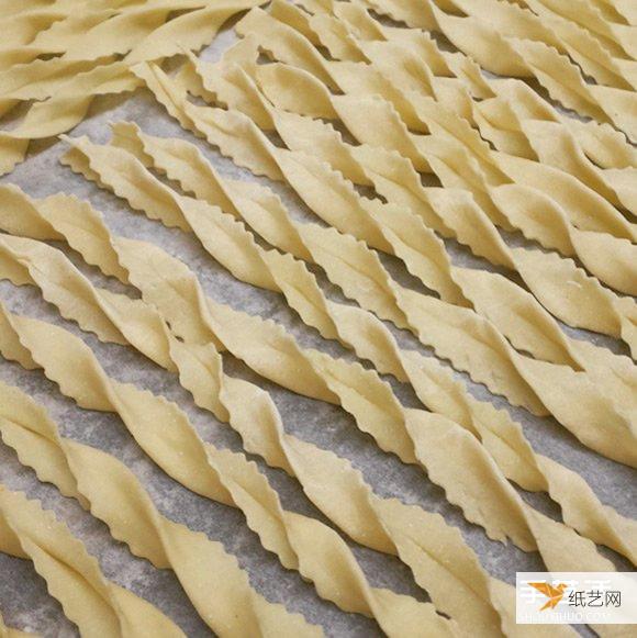 The process of making hand-made pasta that is pleasant to watch