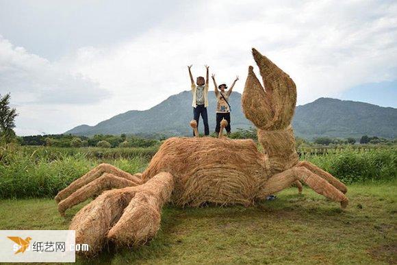 Using useless straw to create large sculptures at Japans Rice Straw Art Festival