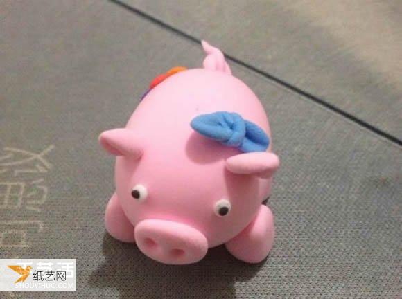 Find some illustrations of how to hand-knead personalized pink pigs from ultra-light clay