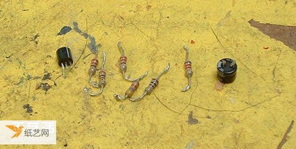 Use circuit board electronic components to turn waste into treasure to hand-make personalized little spiders