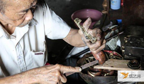 Seeing a century of copper spoon time again. Grandpa Huang Youxin’s copper ice spoon craftsmanship