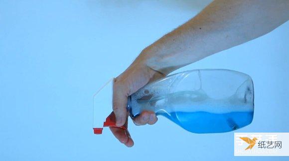 A spray bottle that can be sprayed at any angle is easy to use and personalized through modification