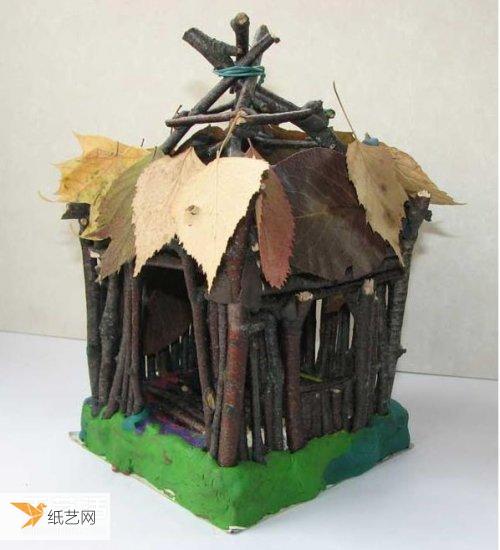 A tutorial on how to make a cute little wooden house for children with a roof covered with leaves.