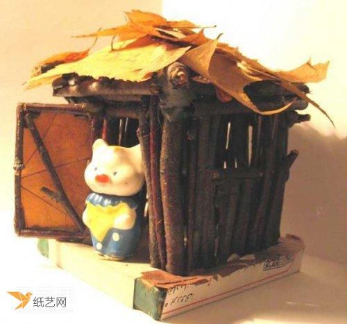 A tutorial on how to make a cute little wooden house for children with a roof covered with leaves.