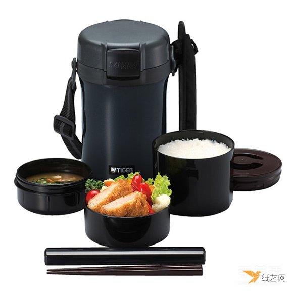 Very low-key and handsome black lunch box, you can also look stylish when carrying a lunch box