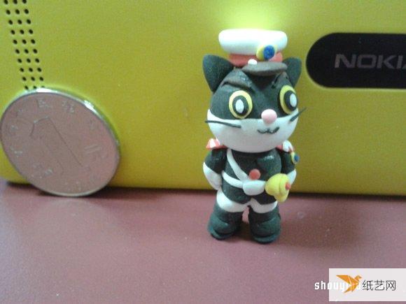 Take your children to reminisce about their childhood by hand-making the Black Cat Sheriff using colored clay.