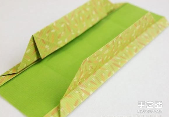 A very simple illustrated folding method for making a rectangular gift box