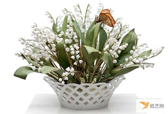 An elegant and simple porcelain flower sculpture that showcases the colorful world of flowers.