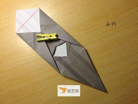 Illustration of the manual folding method of a small origami excavator