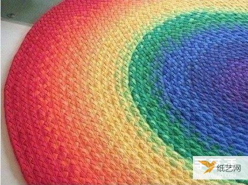 How to use old T-shirts at home to weave a beautiful round rug