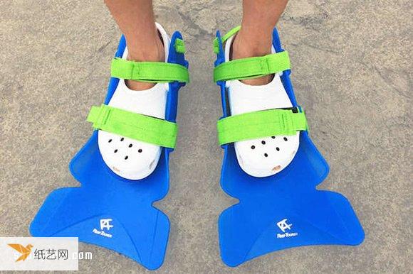 Slippers and fins that are essential for playing in the water in summer and don’t need to be put on and taken off again and again.