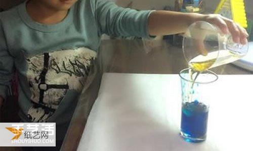 A simple experiment on oil and water separation: using different densities to separate oil and water