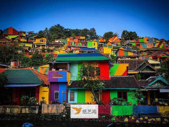 Don’t rush to demolish old towns. Indonesia’s “Rainbow Village” has become a brand new attraction.