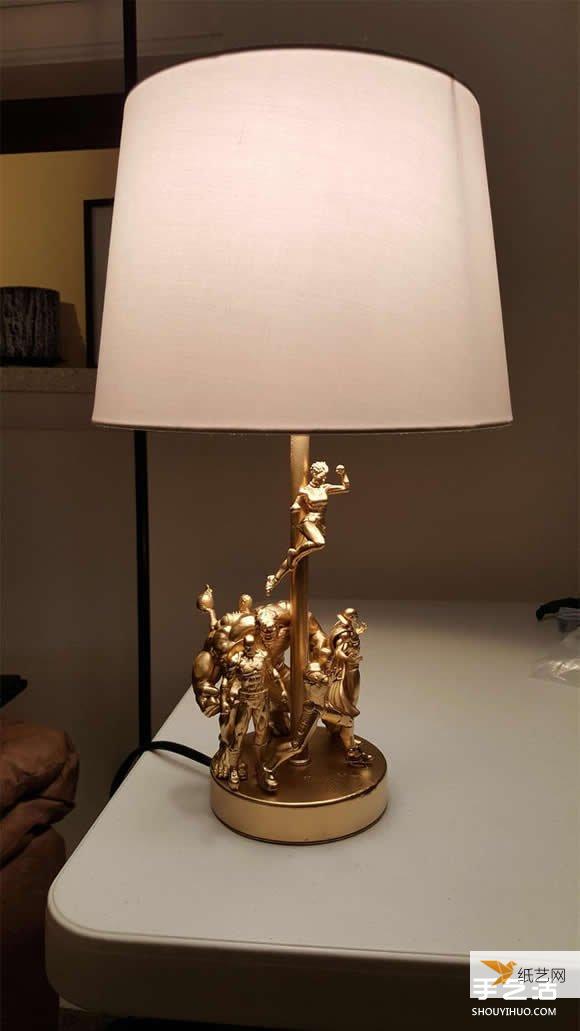 Use superhero dolls to create a personalized golden and domineering superhero desk lamp