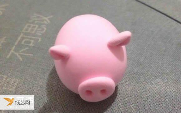 Find some illustrations of how to hand-knead personalized pink pigs from ultra-light clay