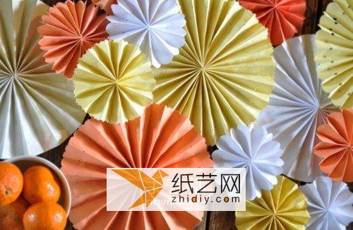 How to make elegant and simple table decoration paper flowers. Learn how to make handmade decorative flowers in three minutes.