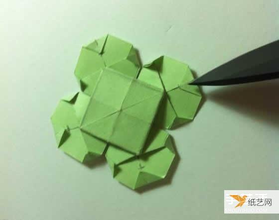 Illustration of how to fold a very creative four-leaf clover using a piece of paper