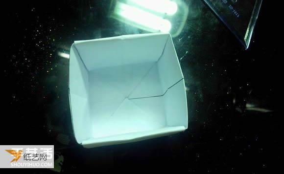 Illustration of a very beautiful hand-folded box with paper crane packaging