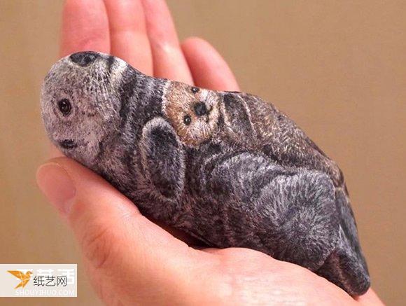 Artists draw realistic forms of animals to fully demonstrate the beauty of stone paintings