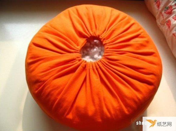 Illustrated steps on how to make a personalized cute pumpkin pillow using old T-shirts