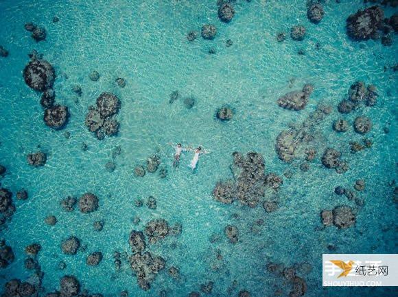 Wedding photos that don’t require a photographer at all—wandering in the blue sea