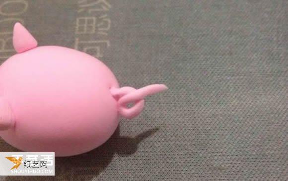 Find some illustrations of how to hand-knead personalized pink pigs from ultra-light clay