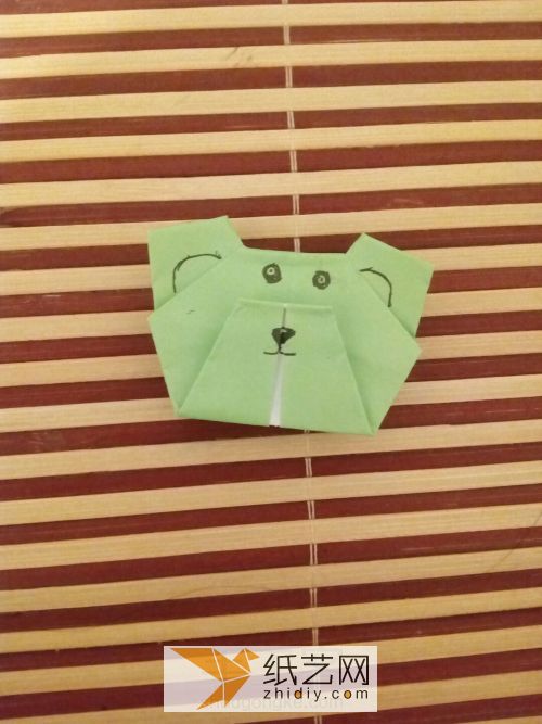 Cute and detailed tutorial for making an origami giant panda for children