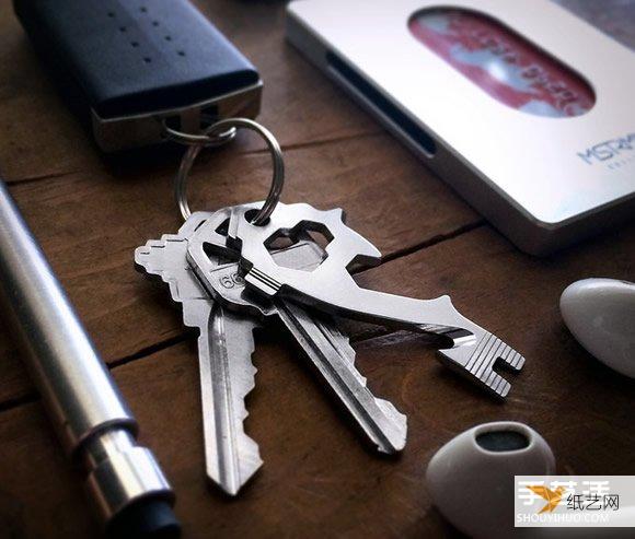 Seamlessly integrated into the key ring to display the 20-in-1 tool key MSTR KEY