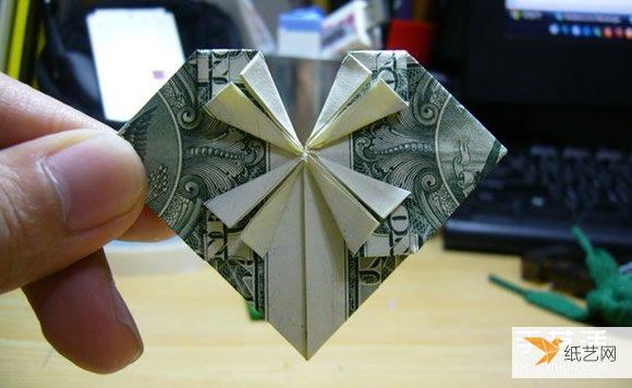 Illustrated comprehensive introduction to the method of folding hearts on one-dollar banknotes